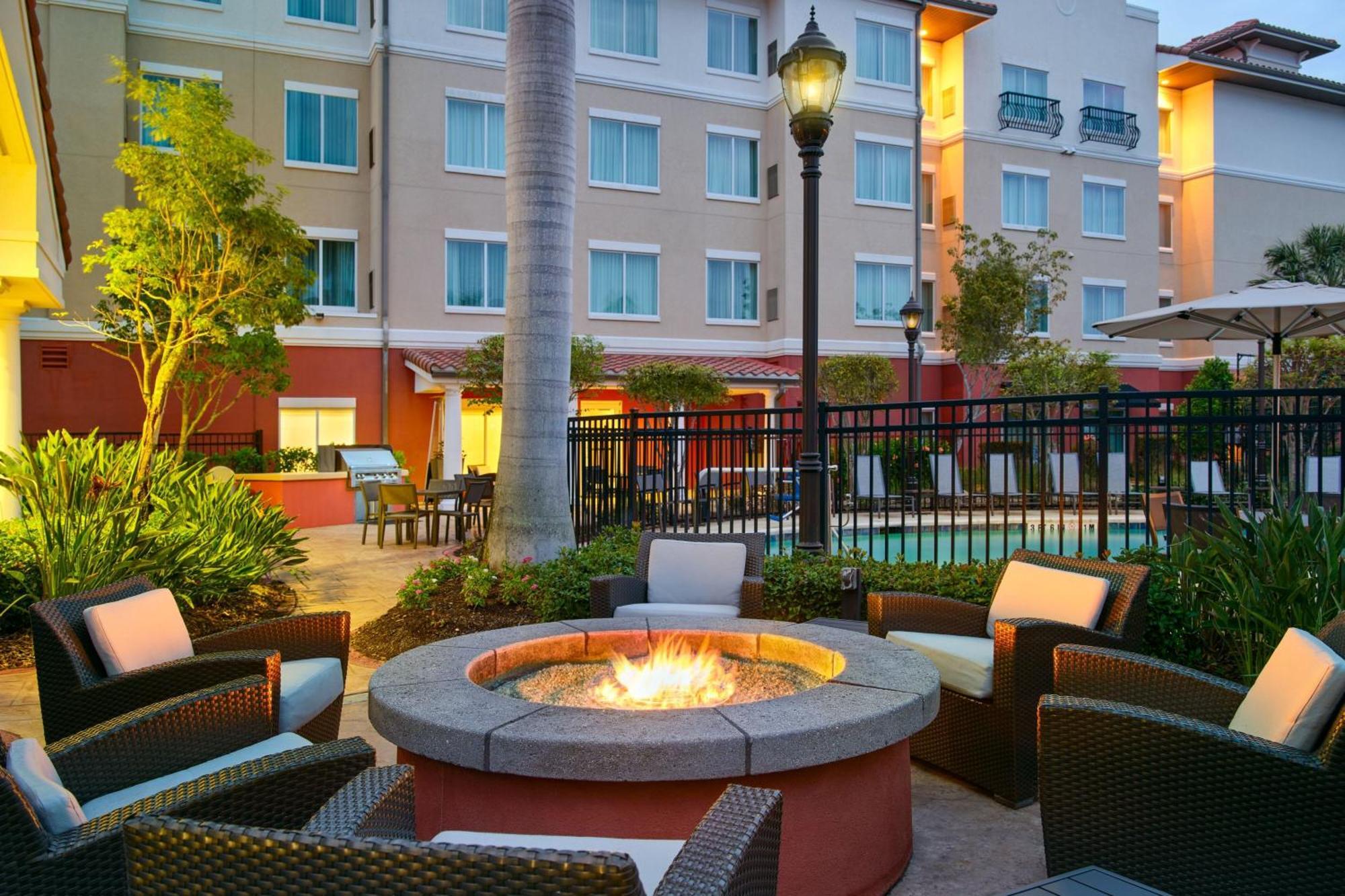 Residence Inn By Marriott Fort Myers At I-75 And Gulf Coast Town Center Estero Exterior foto